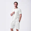 Detailansicht der weißen Jacquard-Struktur auf dem Herren-T-Shirt und der kurzen Hose - Weiß
