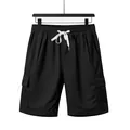 Detaillierte Ansicht der schwarzen, atmungsaktiven Herren-Cargo-Shorts mit weißem Kordelzug - Schwarz