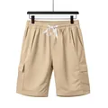 Detailansicht von khakifarbenen Herren-Cargoshorts mit Kordelzug und Seitentaschen - Khaki