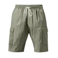 Dettaglio dei pantaloncini cargo da uomo in lino verde oliva con coulisse in vita - Verde