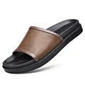 Modischer Herren-Sommerhausschuh mit braunem strukturiertem Riemen und schwarzer Sohle - 38 (Standard Lederschuhe Größe) / Braun