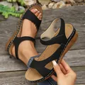 Eleganti sandali con zeppa neri da donna con cinturino a strappo e punta aperta in vista - Nero