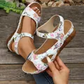 Comodi sandali con zeppa da donna con stampa floreale e cinturino in velcro regolabile - Arcobaleno