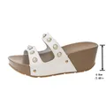 Vue détaillée de la sandale compensée pour femme avec rivets perlés et talon de 6,8 cm - Blanc