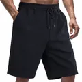 Dettaglio dei pantaloncini jacquard larghi da uomo con trama in rilievo e stile streetwear - Taglia S / Pantaloni e gonne / Nero