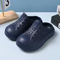 Σκούρο μπλε ελαφριά αναπνέοντα παιδικά παπούτσια τρύπας για καλοκαιρινή παραλία και παιχνίδι - 24/25 / Μπλε