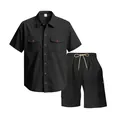 Dettaglio completo da uomo con camicia a maniche corte in velluto a coste e pantaloncini cargo. - Nero