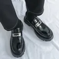 Mocassins à plateforme noirs brillants pour hommes avec motif crocodile et boucle métal - 38 / Noir