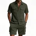 Nahaufnahme von olivgrünem Cord-Set für Herren mit Kurzarmhemd und Cargo-Shorts - S / Oberteil Und Unterteil / Armeegrün