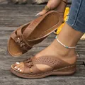 Detalle de sandalias de cuña marrones con flores decorativas en 3D y patrones calados - Marrón Oscuro