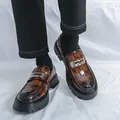 Mocassins pour hommes en cuir marron à motif crocodile avec semelle épaisse et boucle - 38 / Brun Foncé