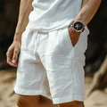Détail de short en coton et lin blanc avec taille élastique à cordon et poche latérale - Blanc
