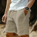 Gros plan d'un short en lin beige pour homme avec tissu respirant et cordon de serrage - Kaki