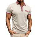 Detail eines beigen Herren-Poloshirts mit weinrotem Kontrastkragen und Taschendetail. - Gebrochenes Weiß