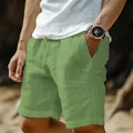 Vue détaillée d'un modèle portant un short en lin vert avec cordon sur une plage - Vert Militaire