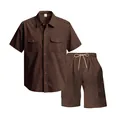 Dettaglio del completo da uomo in velluto a coste marrone con camicia e pantaloncini workwear. - Marrone