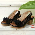 Schwarze Sandaletten mit Blockabsatz, Durchbruchmuster und elegantem 7 cm Absatz - Schwarz