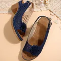Elegante dunkelblaue Sandalen mit Blockabsatz, Blumendetail und Lochmuster-Design - Dunkelblau