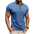 Herren Polo-Shirt kurzarm in Blau mit grünem Kragen und Tasche in Kontrastoptik. - Blau