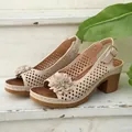Elegante beige Sandalen mit Blockabsatz, lasergeschnittenem Blumenmuster und Peeptoe - Gebrochenes Weiß