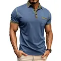 Herren kurzärmeliges Polo-Shirt in Blau mit olivgrünen Details und einer praktischen Tasche - Denim-Blau