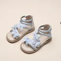 Detalle de sandalias plateadas para niñas con delicados adornos de mariposas en 3D. - Mariposa plateada