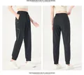 Gedetailleerd zij- en achteraanzicht van zwarte sneldrogende ijshuid joggers voor sport - M / Bottoms / Gecuffte Pijp / Zwart