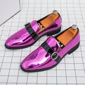 Mocassins métalliques violets pour hommes avec bride à boucle sur fond quadrillé - 38 / Fuchsia
