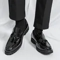Mocasines clásicos de hombre en charol negro con borlas y suela gruesa de goma duradera - Negro