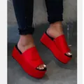 Elegantes sandalias de plataforma rojo vibrante con suelas negras gruesas mostradas al detalle - 35 / Rojo
