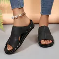Schwarze Damen Keilabsatz Pantoletten mit Nieten und Cut-out Design am Fuß getragen - 36 / Schwarz