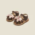 Braune Kleinkind-Mädchen-Sandalen mit Blumen-Schleife und weichem Zehenschutz - Innenlänge 11.0cm / Braune Sandalen mit Blumenschleife und geschlossener Zehenpartie (38MBX7052)