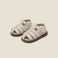Gros plan de sandales beiges de haute qualité pour bébés avec semelles en caoutchouc - Longueur Intérieure 11.0cm / Sandales à Bout Fermé Ajourées (9MBX8657) / Beige