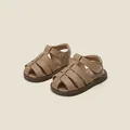 Vue détaillée de sandales en cuir marron pour tout-petits avec bout fermé et velcro. - Longueur Intérieure 14cm (Taille 22) / Sandales à bout fermé tissées romaines (9MBX8657) / Abricot