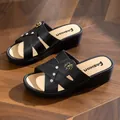 Sandales élégantes à plateforme compensée noire avec détails floraux en strass - 36 / Talon de 5cm / Noir