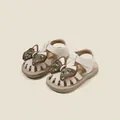 Süße weiße Mädchen Prinzessin Sandalen mit Blumen Schleife und geschlossener weicher Sohle - Innenlänge 11.0cm / Beige Blumenschleife Prinzessinnen-Schuhe (12MBX810)