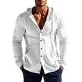 Vista macro detallada de camisa de lino blanco con capucha para hombre y botones de madera - Blanco