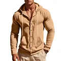Dettaglio di una camicia da uomo in lino beige con cappuccio, bottoni e tasca a marsupio - Giallo ocra