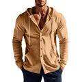 Detalle de la textura y los botones de la camisa informal de lino con capucha para hombres - Amarillo Tierra