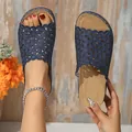 Sandalias azul marino con bordados florales calados y detalles de costura blanca - Azul marino