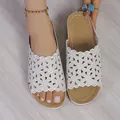Primer plano de sandalias blancas bordadas con flores caladas para mujer en verano - Plateado