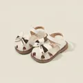 Süße cremeweiße Lauflernsandalen für Mädchen mit dekorativer Schleife und weicher Sohle - Innenlänge 12cm / Beige Sandalen mit Schleife und geschlossener Zehenpartie (9MBX8132)