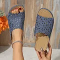 Vista detallada de las pantuflas azules para mujer con bordado floral y punta abierta - Azul lago