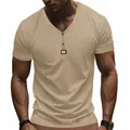 Vista detallada de la camiseta Henley de punto acanalado caqui para hombre con botones - Caqui