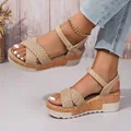 Vista detallada de sandalias de cuña trenzadas beige con suela de plataforma - Camel