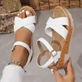 Primer plano de sandalias blancas de cuña con plataforma trenzada y correa al tobillo - Blanco