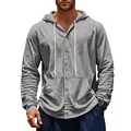 Gros plan sur la texture d'une chemise à capuche en lin gris avec boutons et poche. - Gris