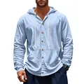 Détail de la chemise de plage en lin bleu clair pour hommes avec capuche et boutons - Bleu clair