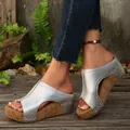 Sandales compensées argentées pour femmes avec bout ouvert et clous décoratifs chic - 36 / Argent