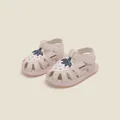 Détail de sandales roses pour bébé avec joli motif fraise et bout fermé protecteur - Longueur Intérieure 11.0cm / Style Fraise (2MBX6081) / Rose
